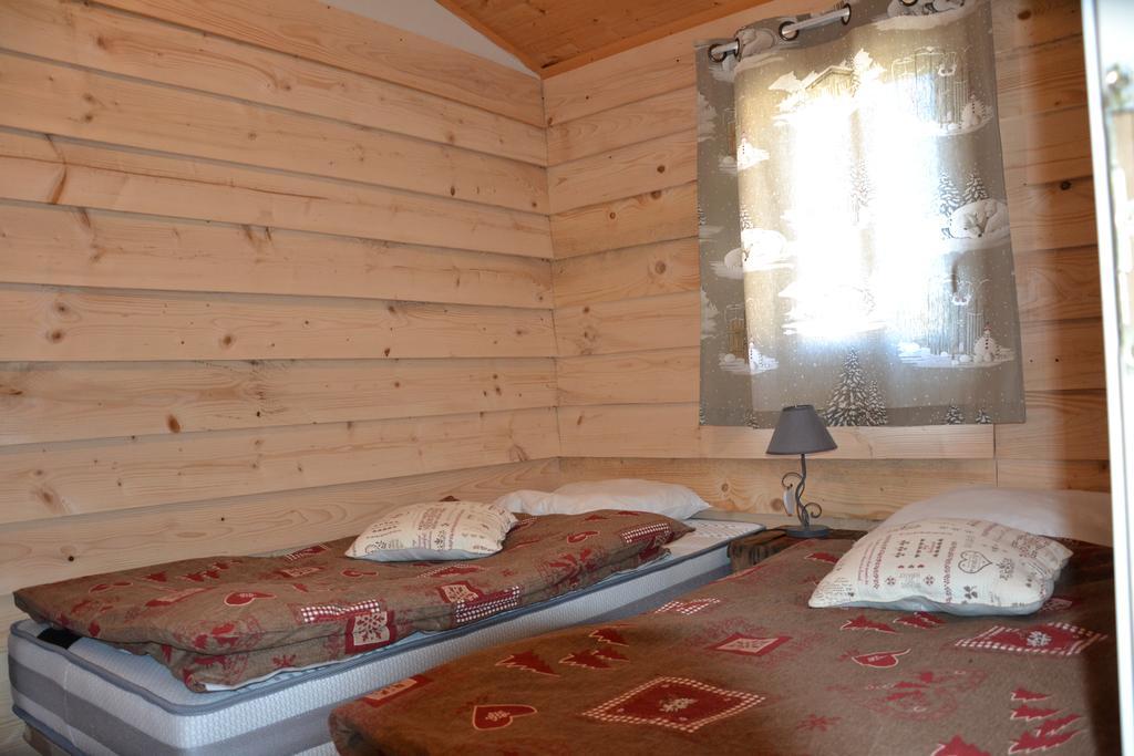 Отель Camping La Mare Aux Fees Roquefeuil Экстерьер фото